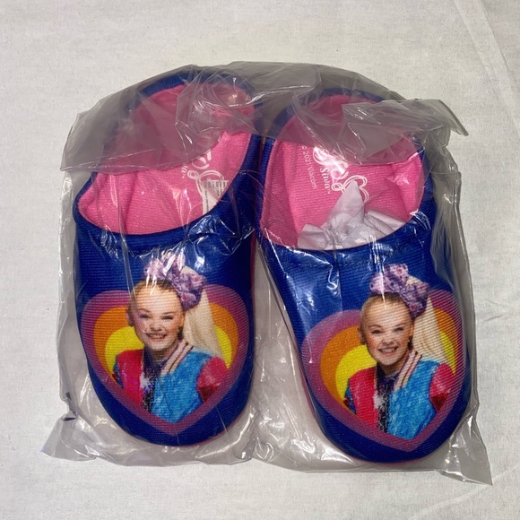 JoJo Siwa PJ Set with slippers, NWT, size 6/6x clothes and 11/12 slippers - Picture 3 of 4